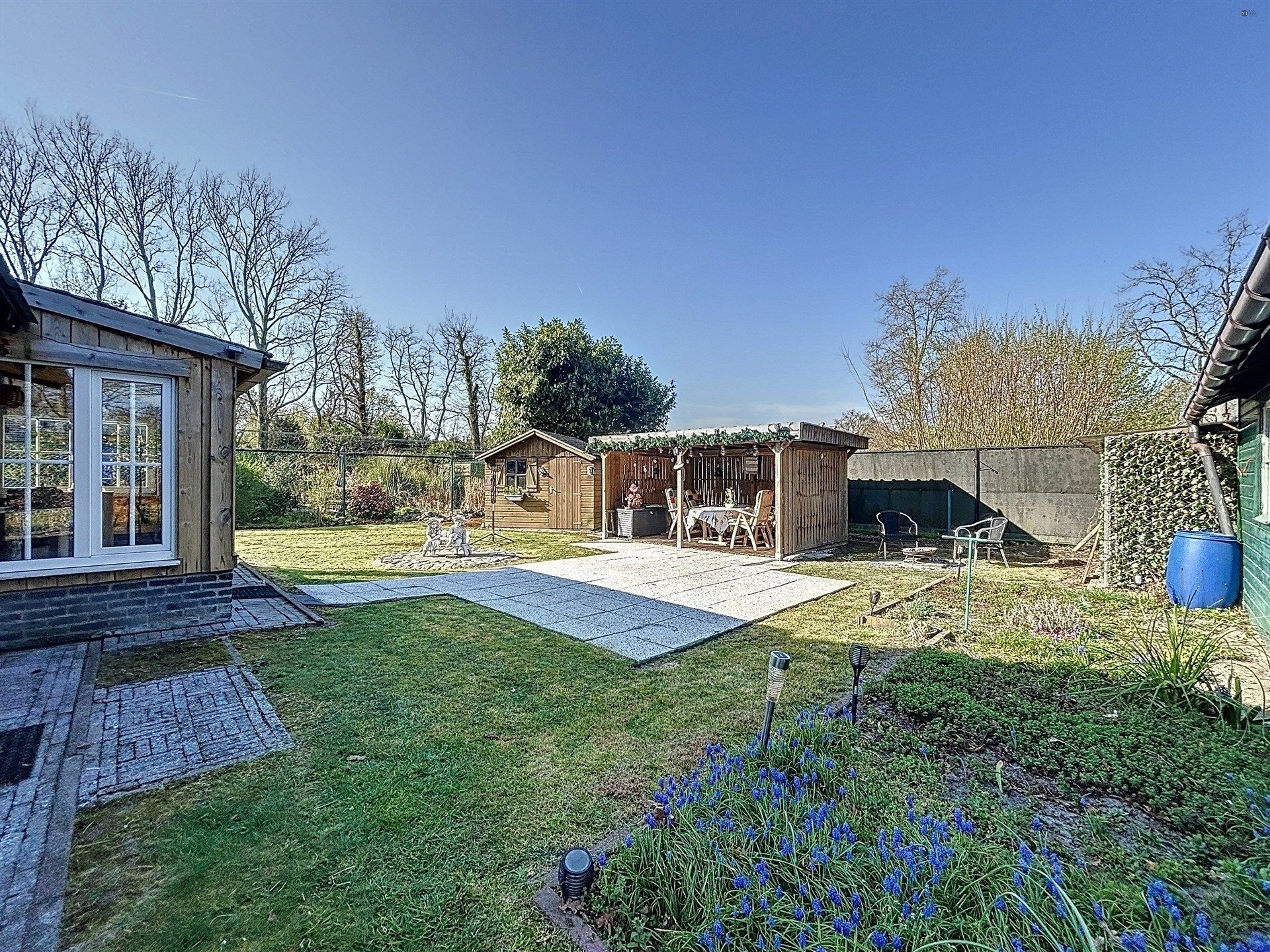 open bebouwing met 2 slaapkamers en garage op perceel van 677m²  foto 6