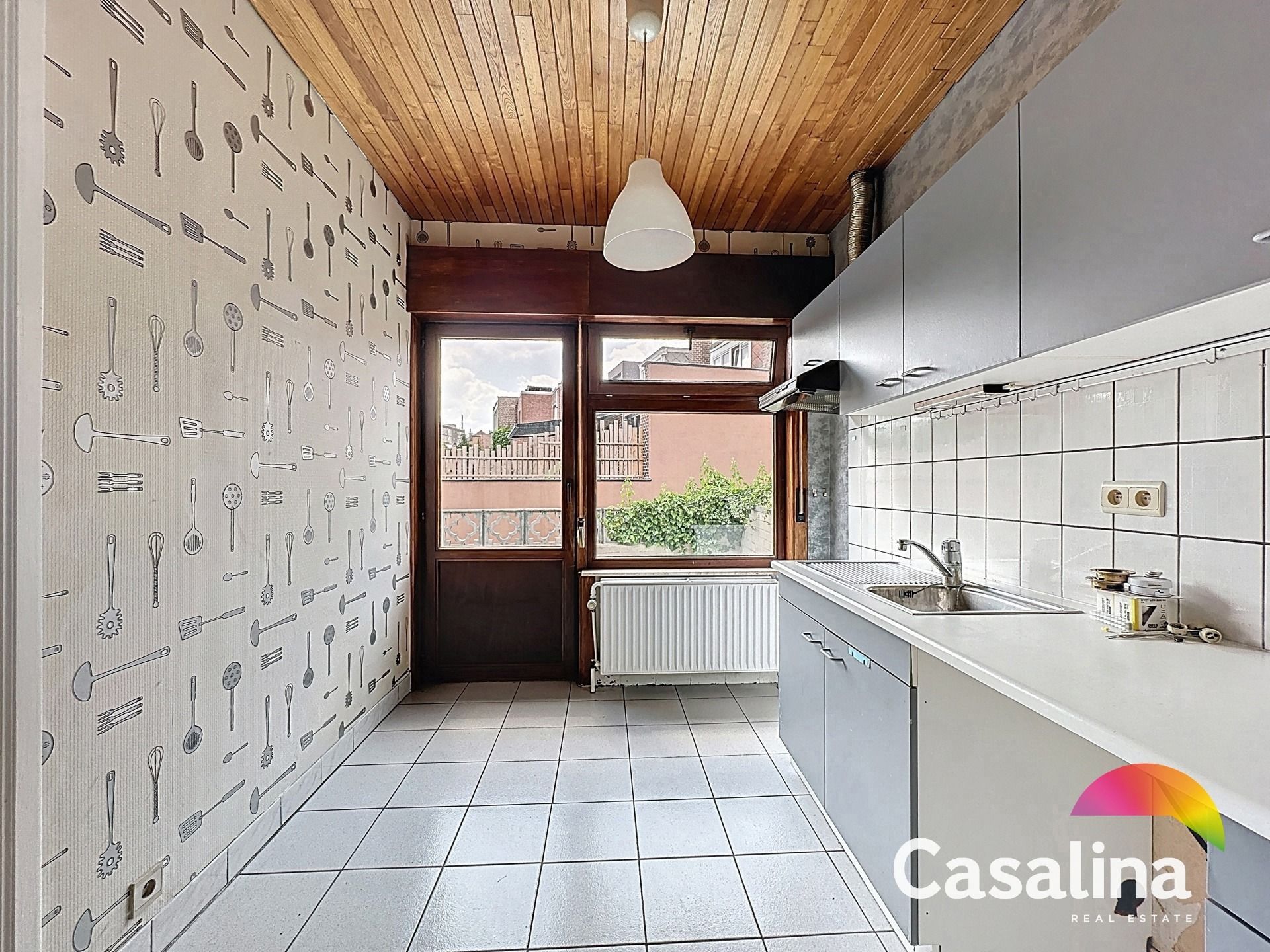 Een ruime te renoveren rijwoning van 207m² met zonnig terras foto 5