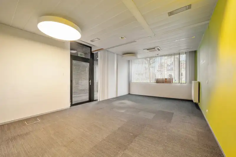 Roeselare-stadskern. Kantoor / praktijkruimte van 164m2, onlangs vernieuwd. Grote zichtbaarheid en uitkijkend op het Coninckplein. Ideaal voor groepspraktijk, galerij, boekhoudkantoor, private training,... foto 4