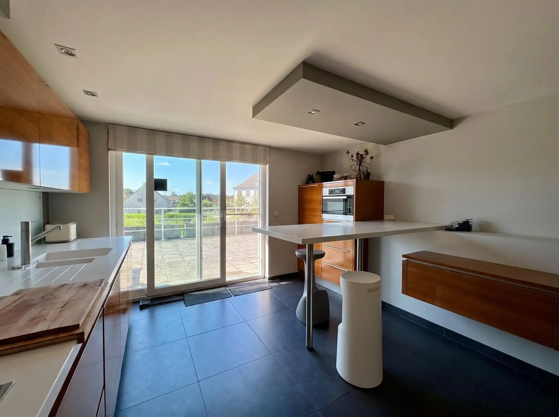 Ruim wonen op een toplocatie in Lanklaar met alle comfort, 2 terrassen en garagebox inbegrepen. foto 9