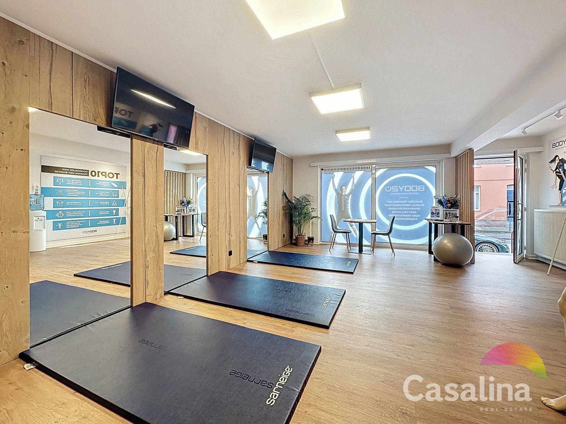 Gemengd gebouw bestaande uit 2 handelsruimtes en 4 woonunits foto 4