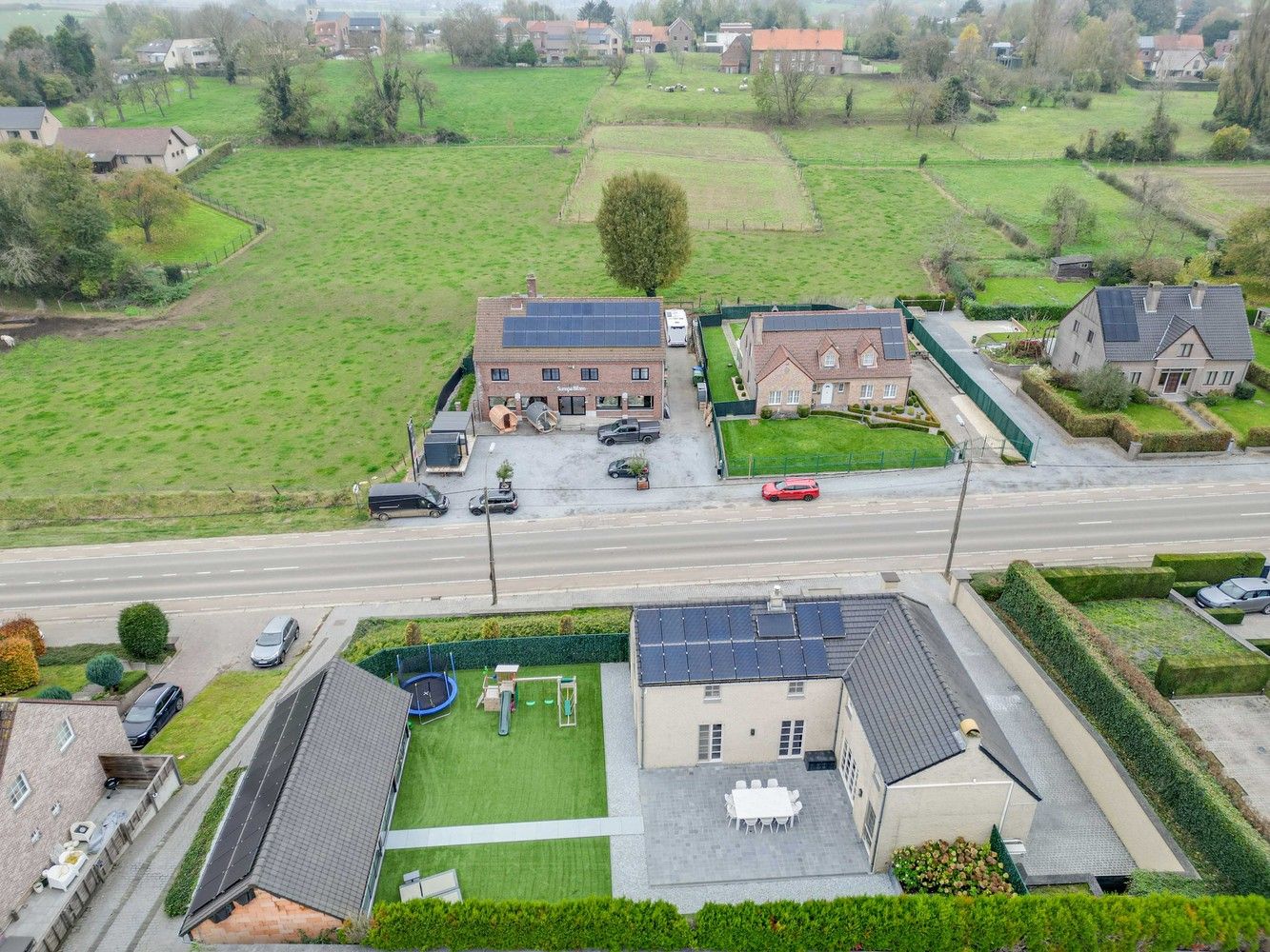 Statige villa met drie slaapkamers, poolhouse en jacuzzi foto 4