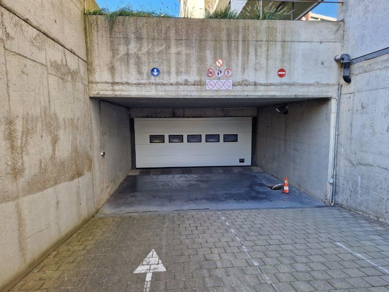 Afgesloten garagebox in centrum Oostduinkerke foto 3