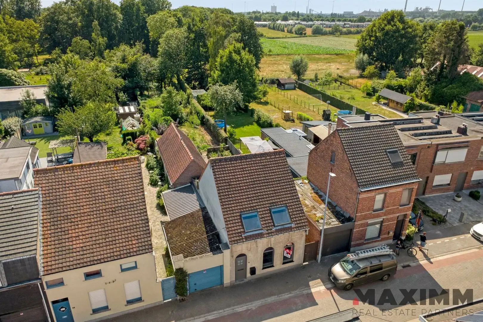 HOB met dieplopende tuin en veel poteniteel foto 32