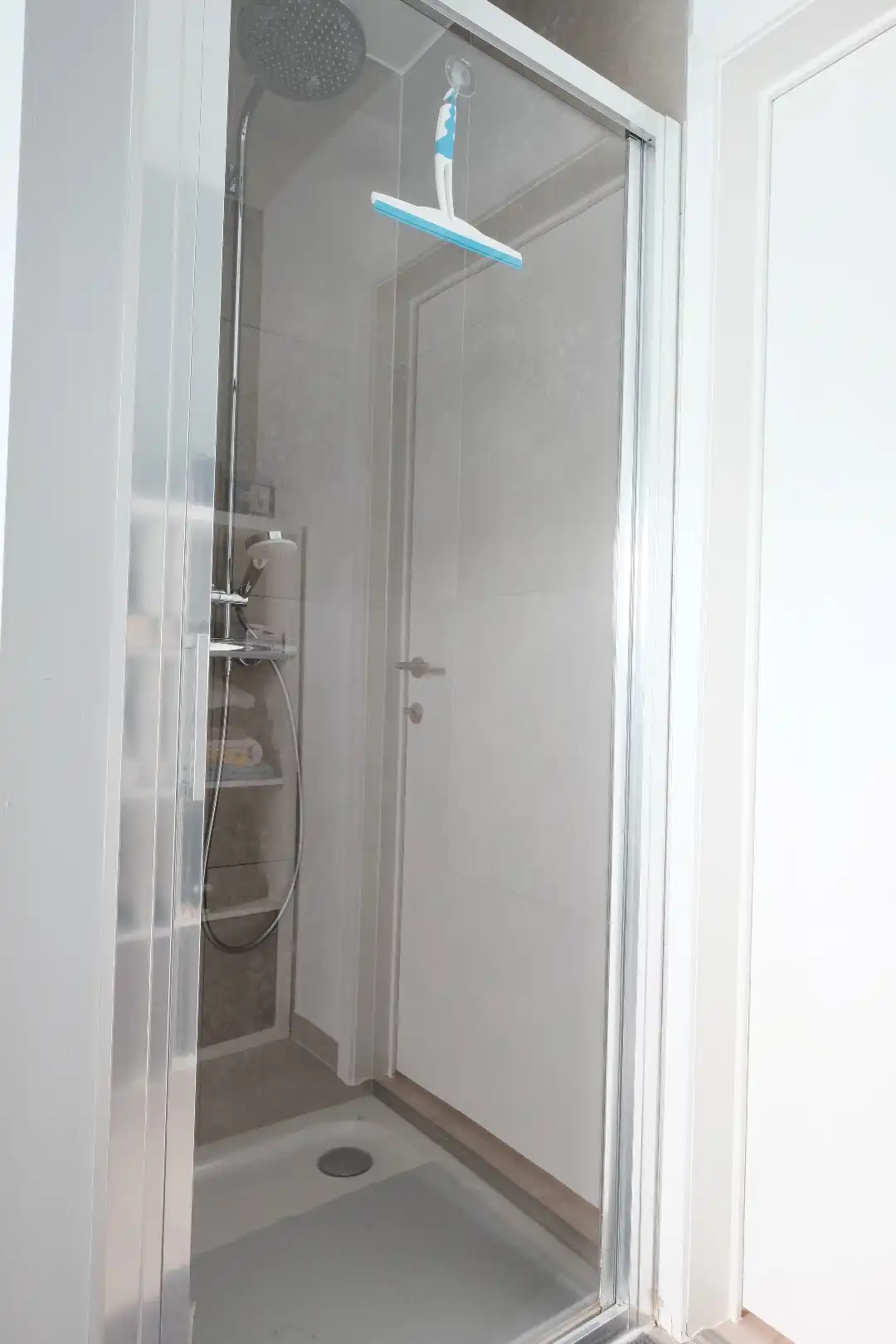 Ruime moderne woning met tuin foto 12