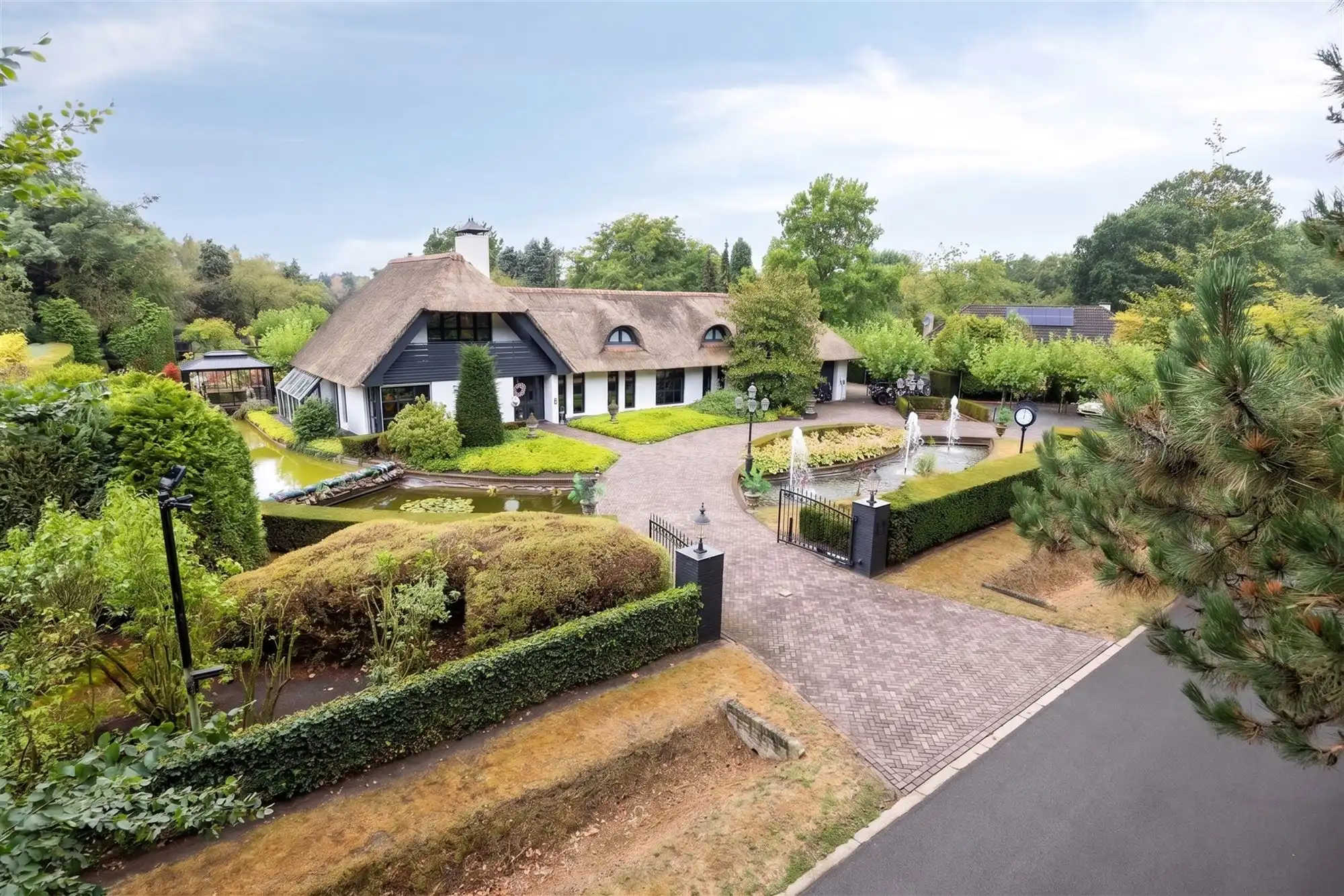 Knappe duo-villa op 8.843 m² in villawijk aan NL-grens. foto {{pictureIndex}}