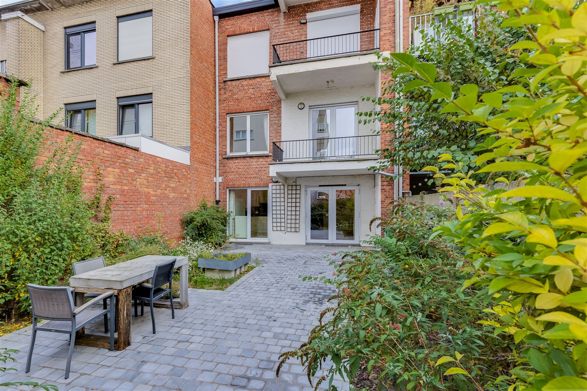 Gerenoveerd opbrengsteigendom met twee appartementen te koop foto 3