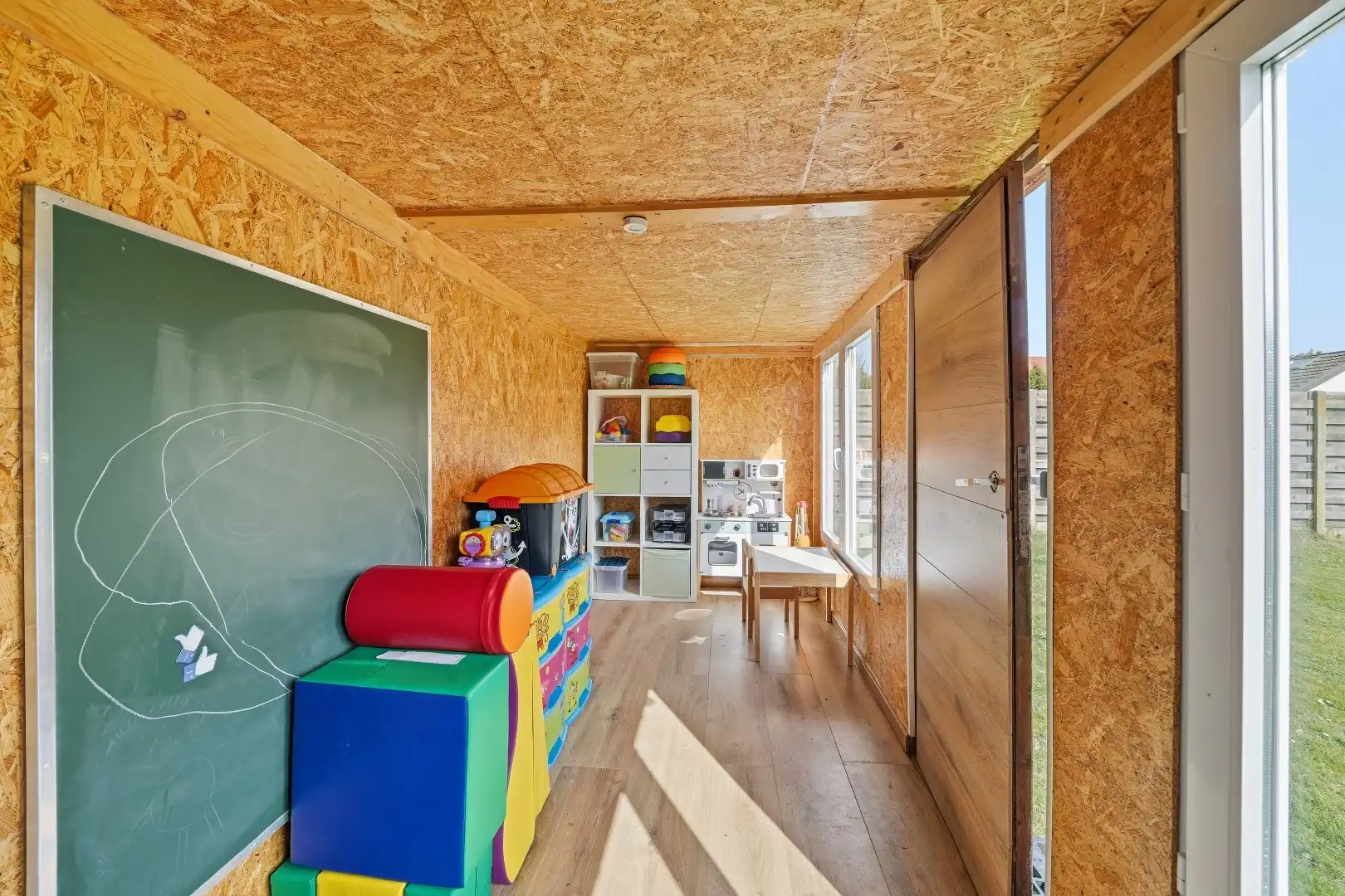 Instapklare ruime bungalow met zongerichte tuin in hartje Oudenburg! foto 24