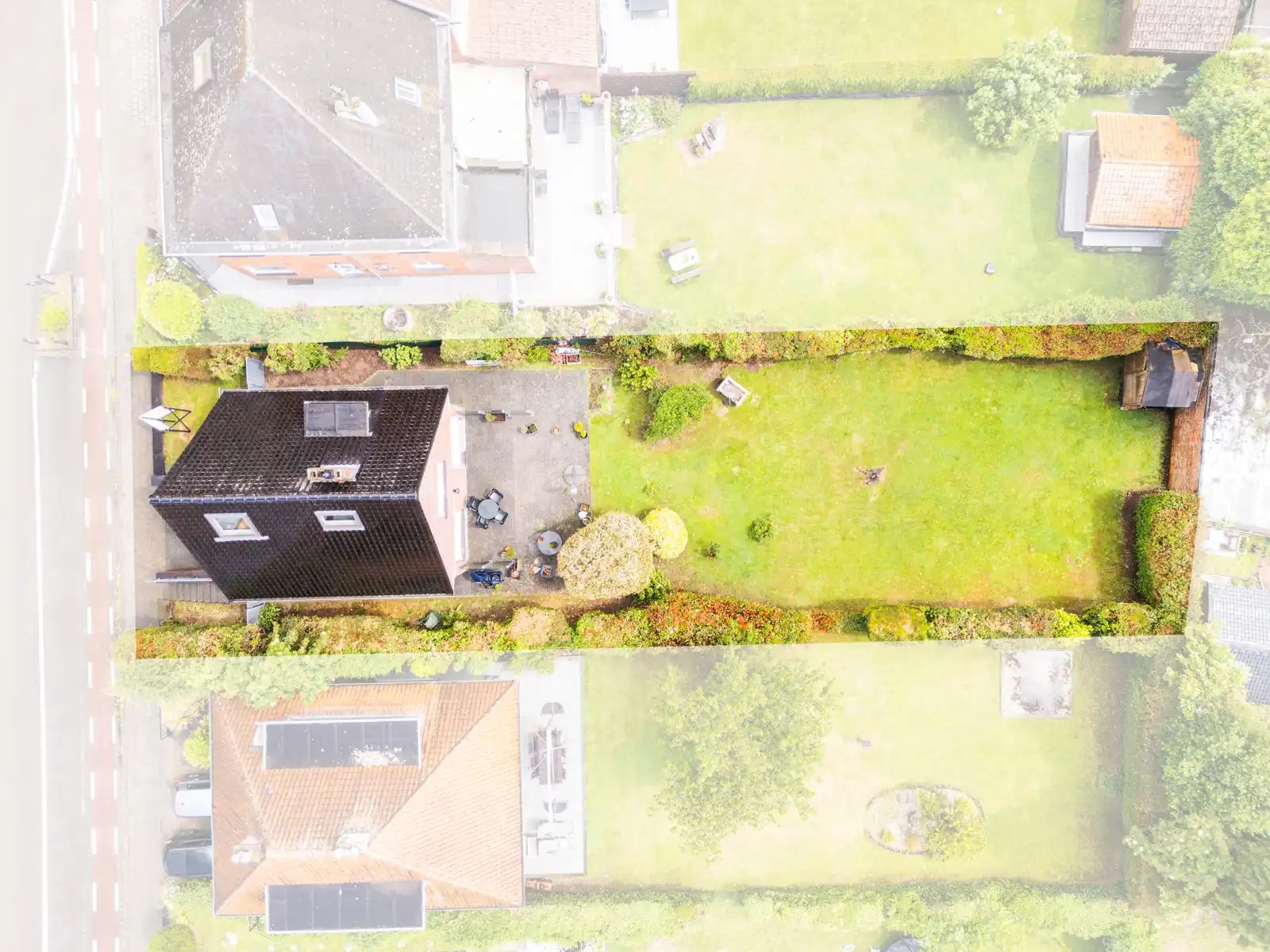 Gezinswoning met 2 slaapkamers, zolder, grote tuin en garage foto 2