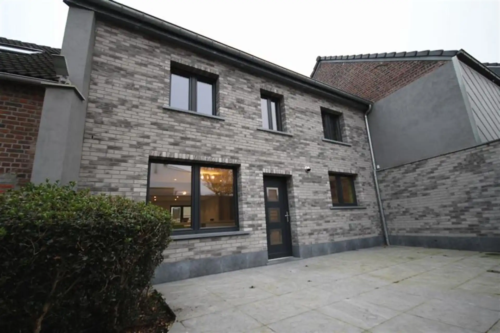 Fijn gelegen en recent gerenoveerde 4 slaapkamer woning foto {{pictureIndex}}