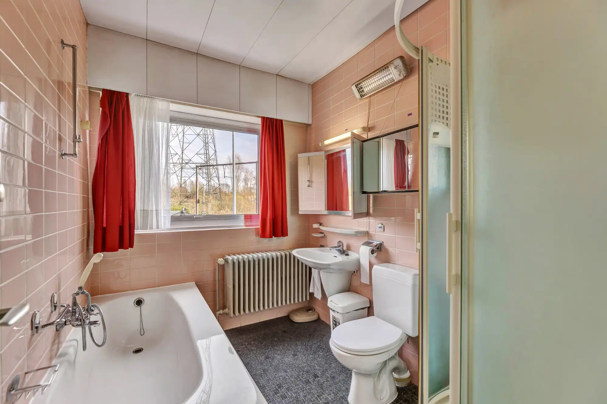 Bungalow met garage en tuintje op strategische ligging foto 18