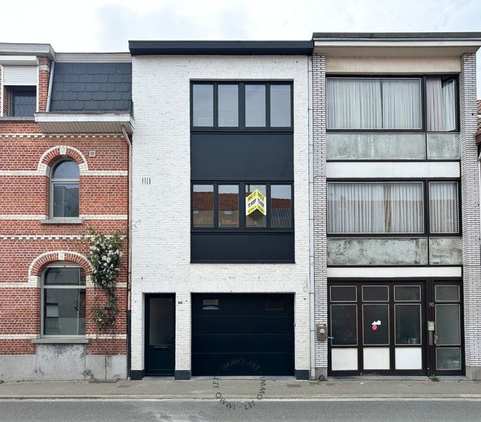 Ruime woning met 3 slaapkamers en garage nabij het centrum foto {{pictureIndex}}