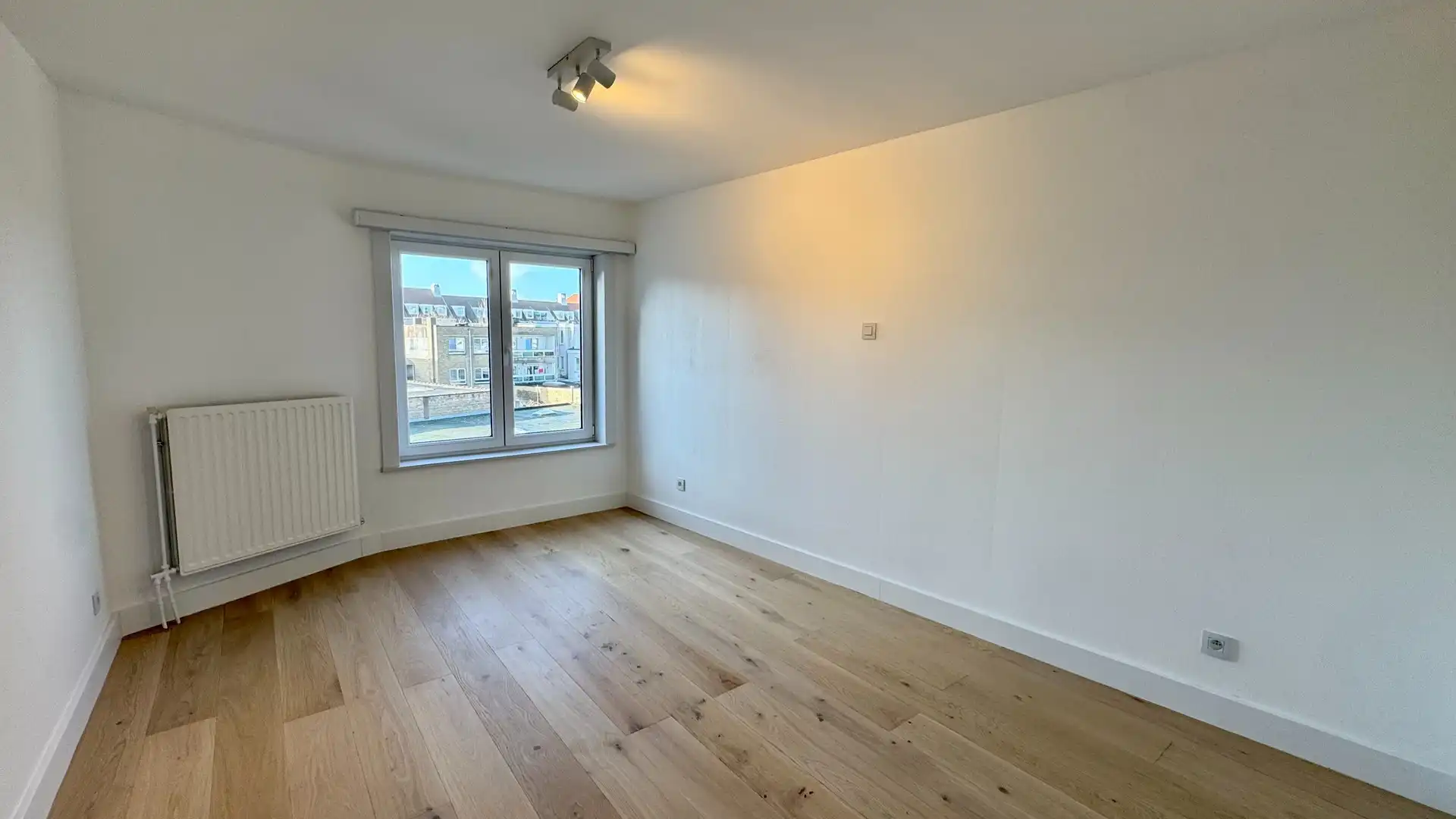 Gerenoveerd hoekappartement met 2 volwaardige slaapkamers, vlakbij het centrum van Knokke. foto 13
