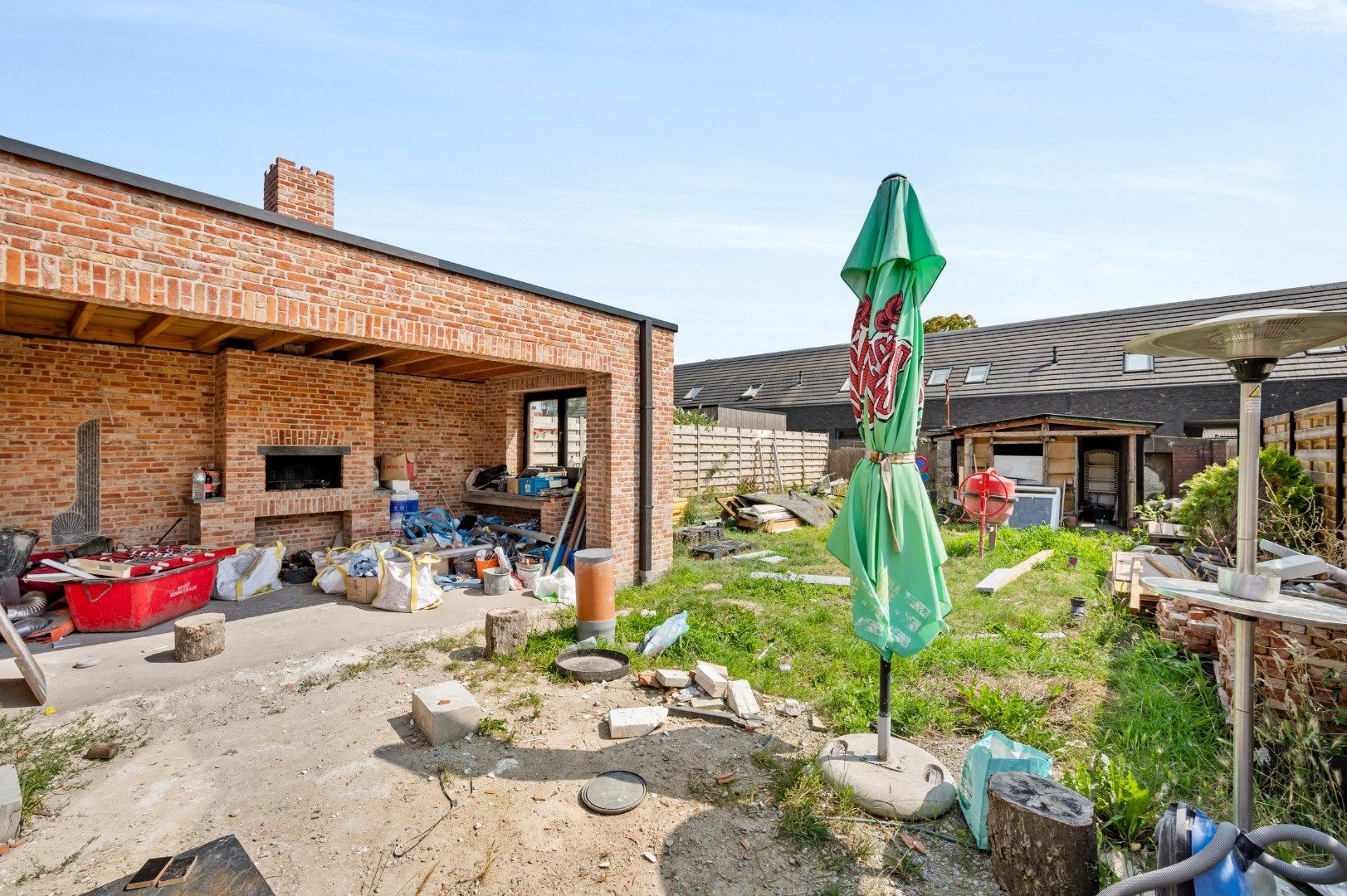 VERDER AF TE WERKEN WONING MET 5 SLPKS EN 2 BADKAMER IN EEN RUSTIGE WIJK foto 4