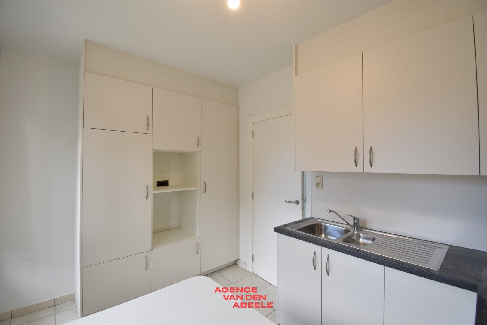 Ruim en hedendaags appartement net buiten Brugge foto 4