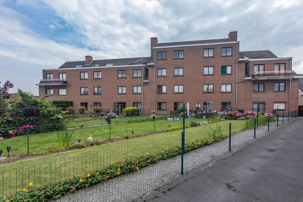 Vernieuwd 2 slaapkamer appartement met terras en garage foto 16