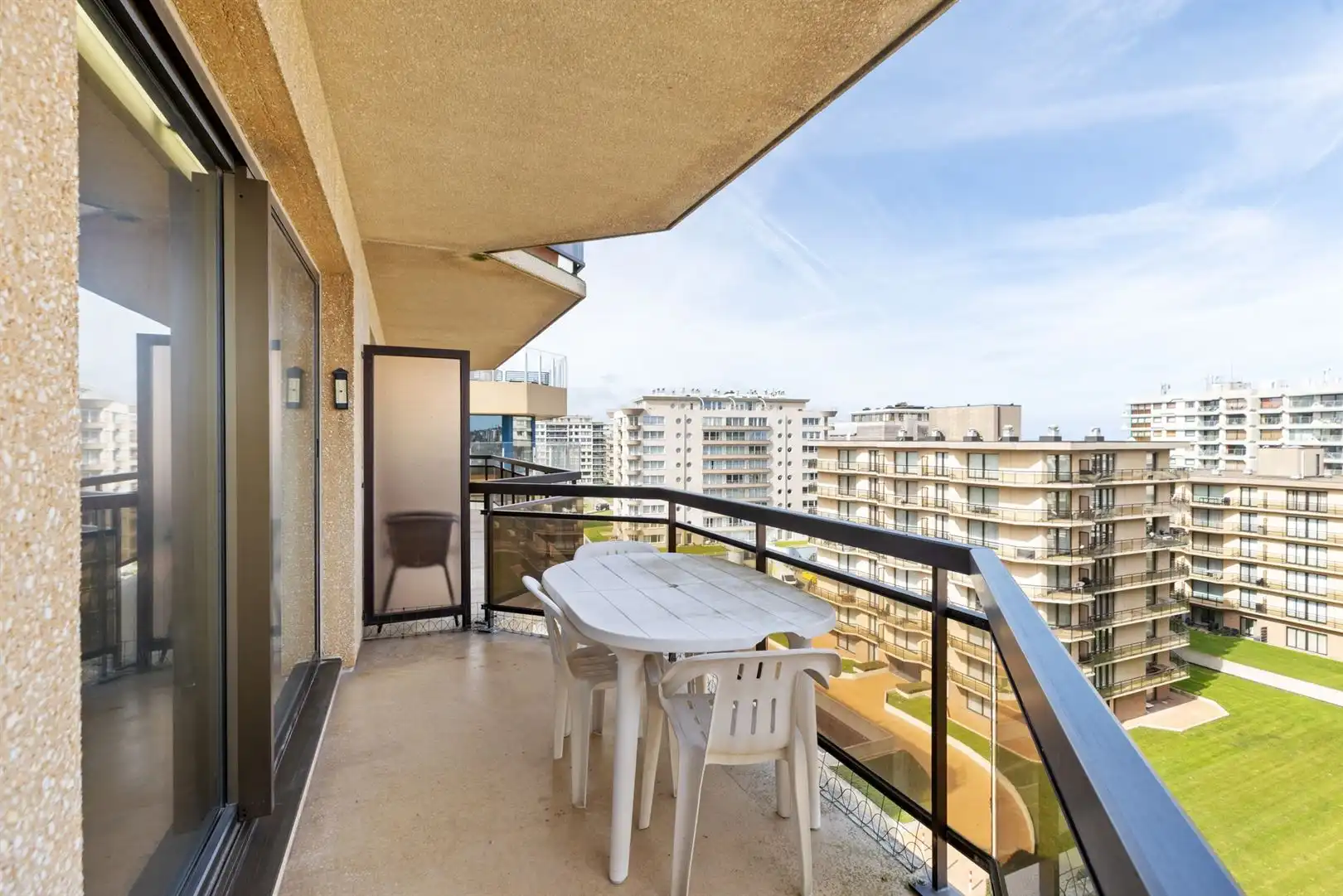 Heel ruim appartement 2 slaapkamers en slaaphoek met zicht op zee foto 5