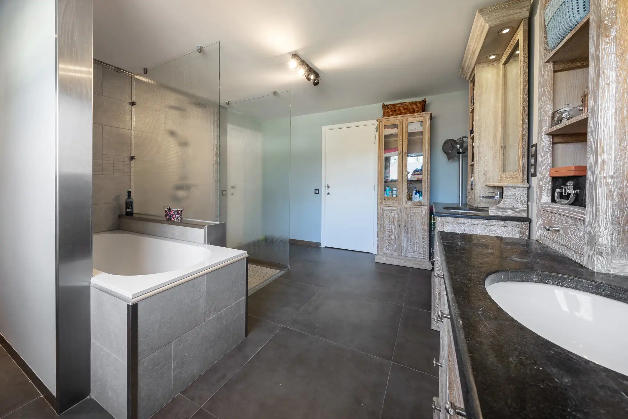 Ruime woning in rustige en groene omgeving foto 12