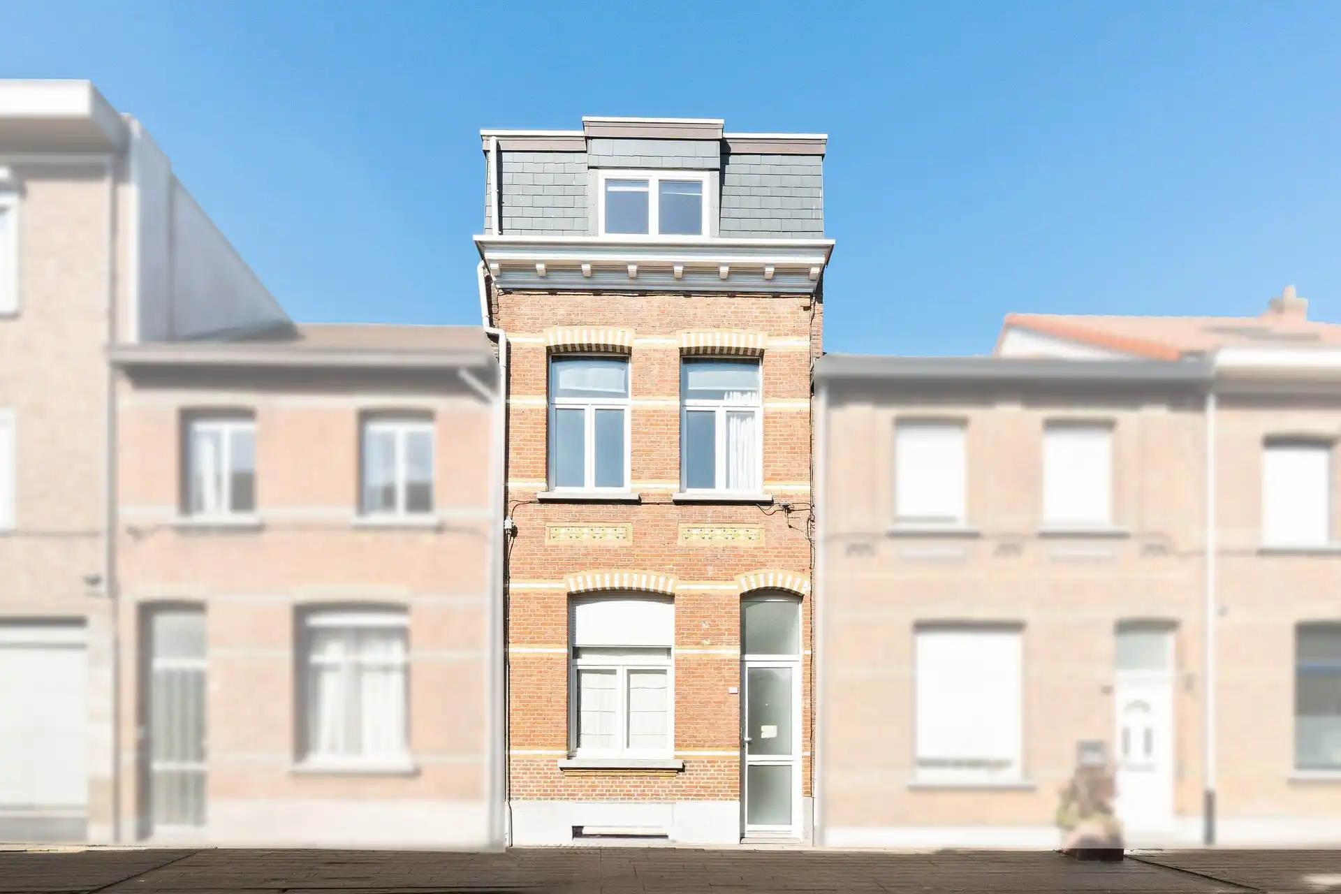 Instapklare energiezuinige eengezinswoning met 4 slaapkamers, 2 badkamers en West tuin. foto {{pictureIndex}}