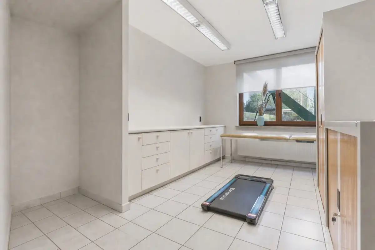 Handelspand / praktijkruimte te huur – centrum Veurne | 980 €/maand foto 3