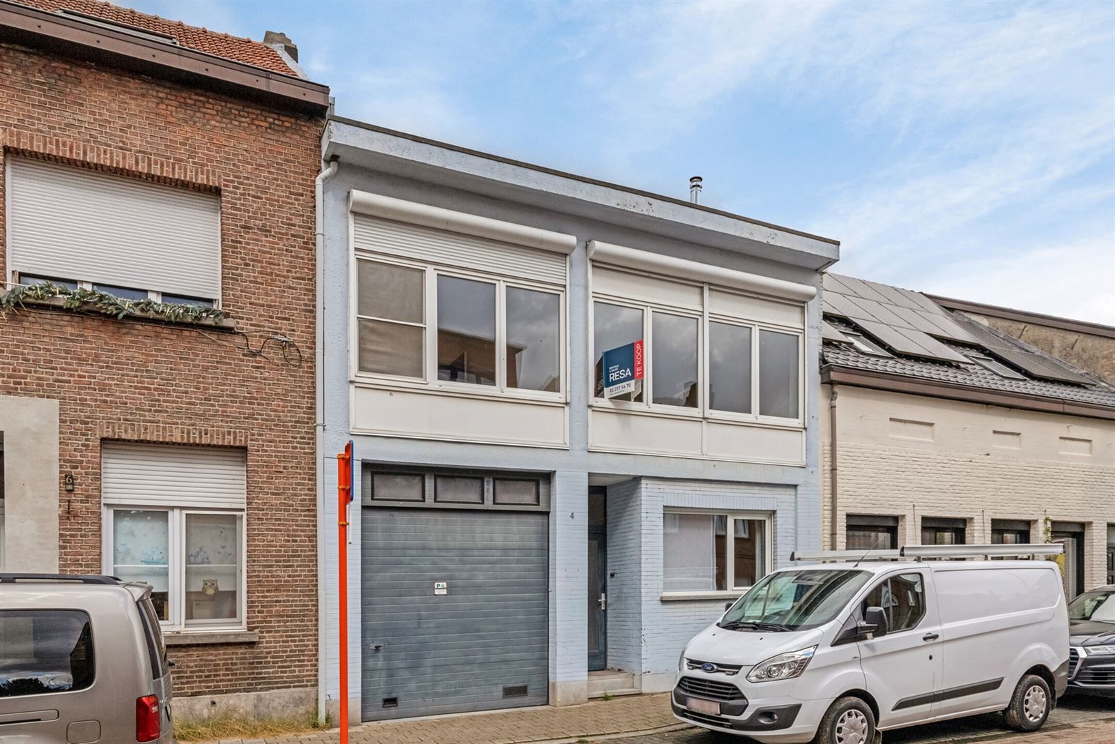 Op te frissen, ruime woning gelegen in het charmante Hemiksem!  foto 1