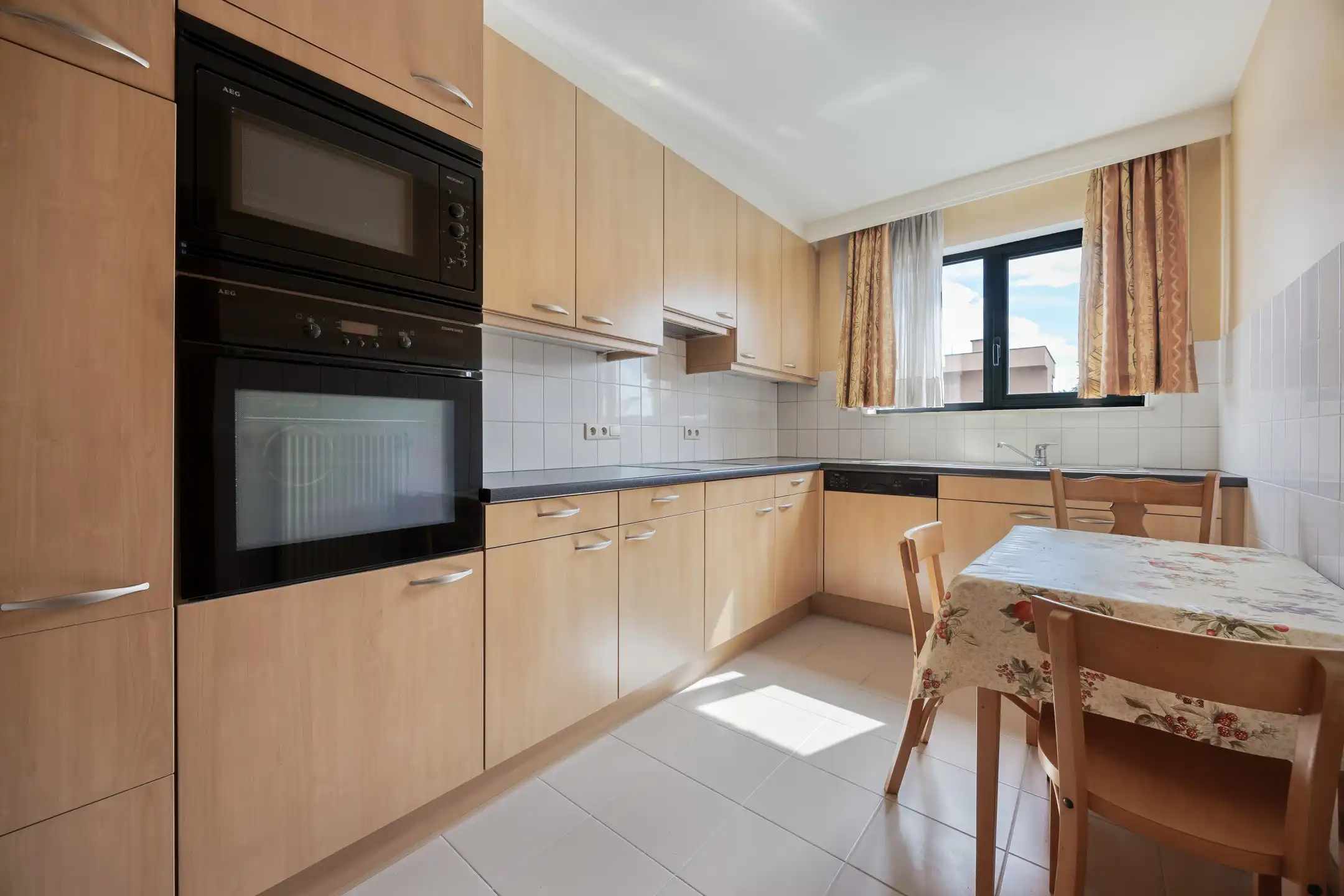 Mooi appartement op een 1v met 3 slaapkamers en terras en garage foto 8