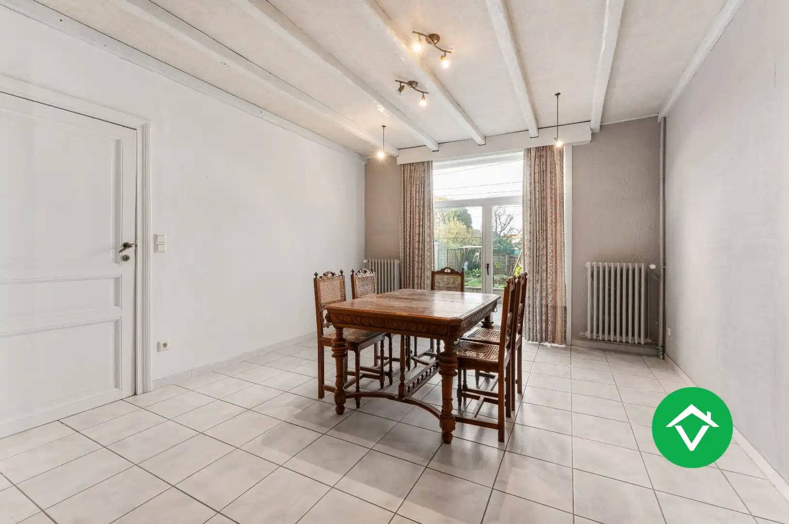 Ruim herenhuis met 4 slaapkamers en aparte garagebox in centrum Gistel foto 7