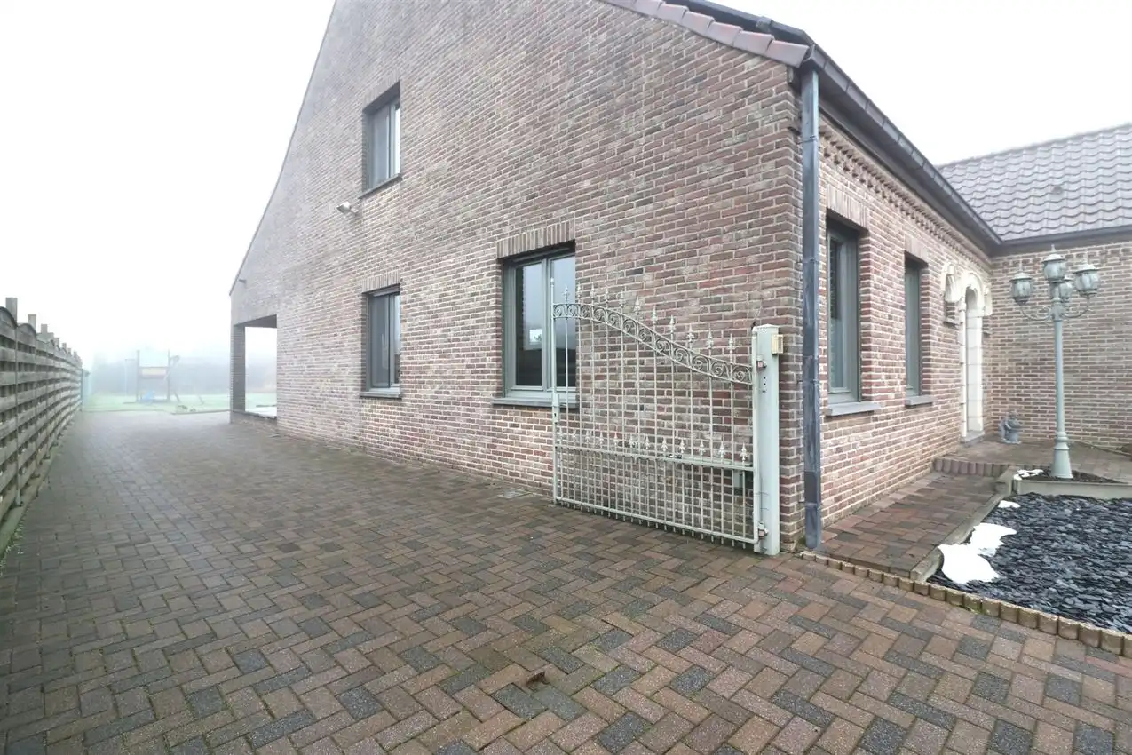 Villawoning met tuin op een goede locatie foto 37
