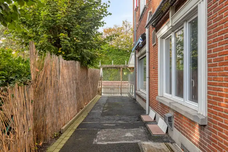 Commercieel pand met woonst en feestzaal op zichtbare locatie te Tielt 🏠 foto 2