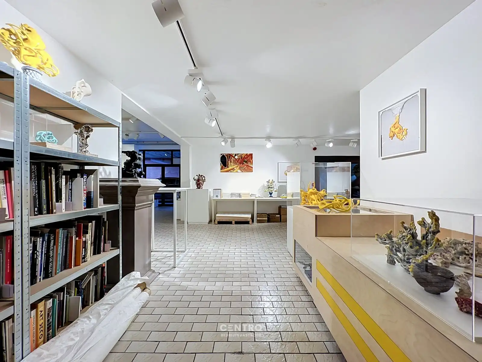 Ruimtelijk magazijn met toonzaal, kantoor en woonst te Lichtervelde, ideaal voor wonen én werken op een perceel van 1.002m²! foto 8