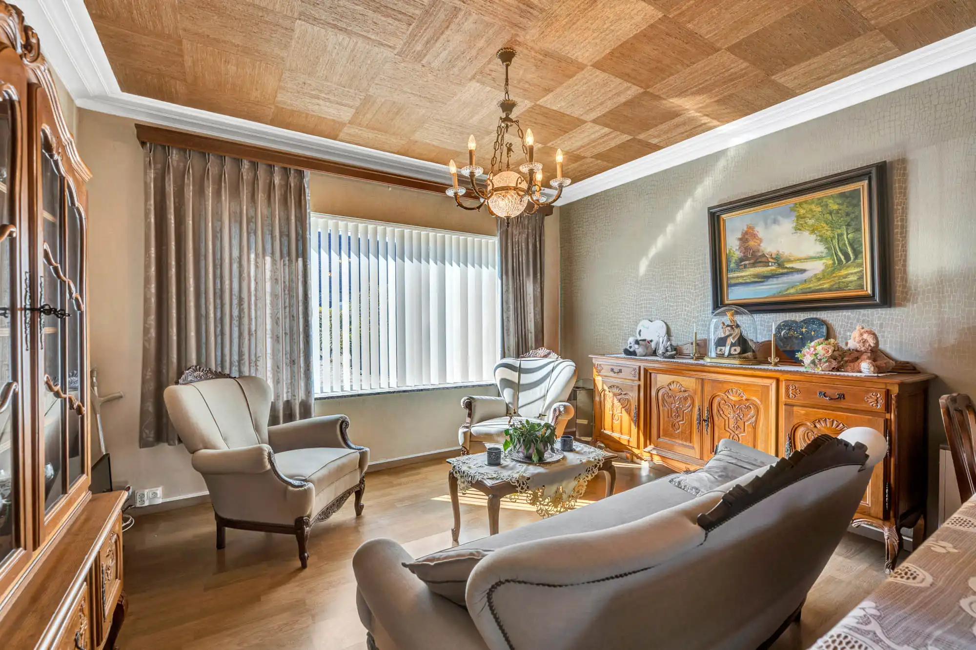 Rustig gelegen, goed onderhouden woning met twee garage's foto 4