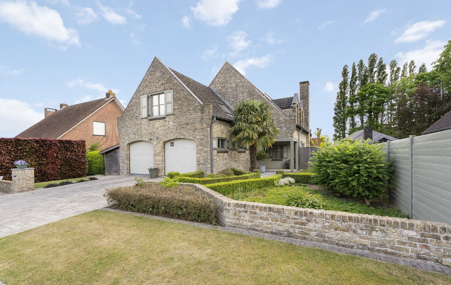 PRACHTIGE KWALITATIEVE VILLA IN RUSTIGE WOONWIJK OP 558 m² foto {{pictureIndex}}