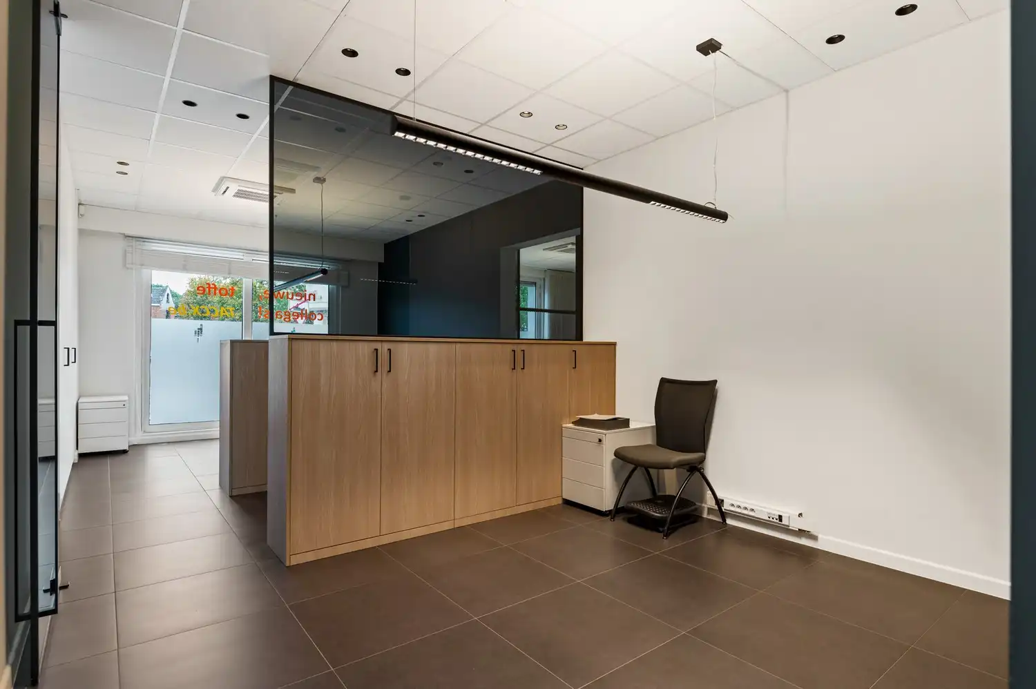 Ruim kantoorgebouw op een centrale locatie te koop in Wommelgem foto 5