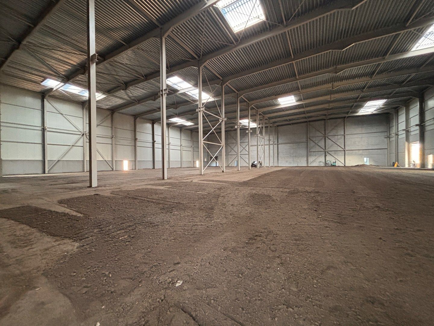 Logistieke bedrijfshal - 4069 m² - met mogelijkheid tot 1200 m² kantoren. Superligging! foto 3