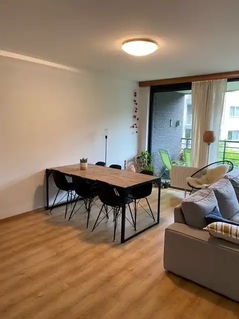 Ruim appartement met twee slaapkamers nabij centrum Halle foto 4