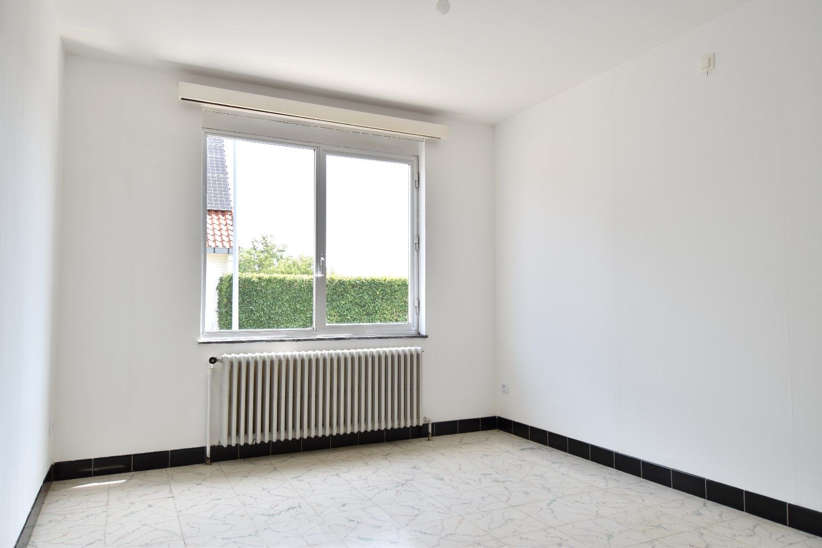 Verzorgde bel-etage met 3 garages op toplocatie te koop in Gullegem foto 6