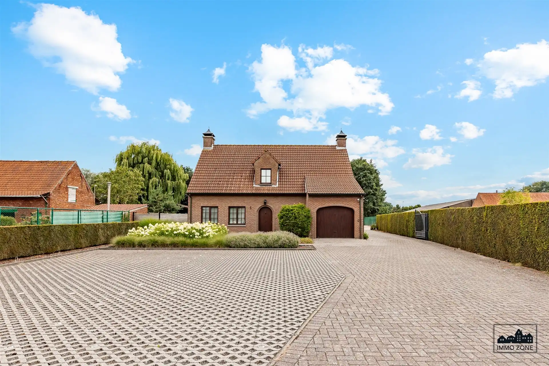 Huis, chalet en ruim magazijn van 375 m2 op toplocatie  foto {{pictureIndex}}