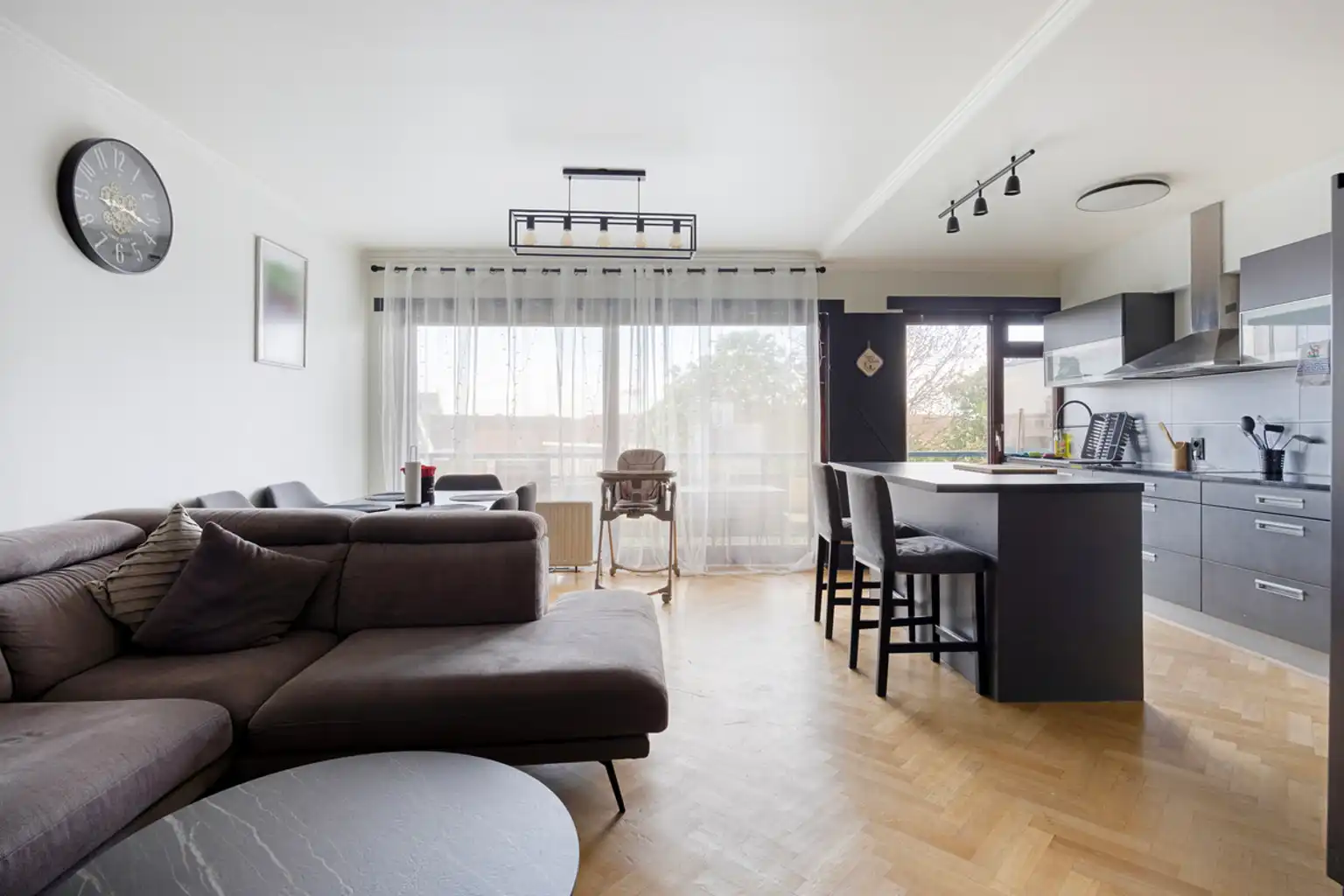 Gerenoveerd appartement met twee slaapkamers en parking foto {{pictureIndex}}