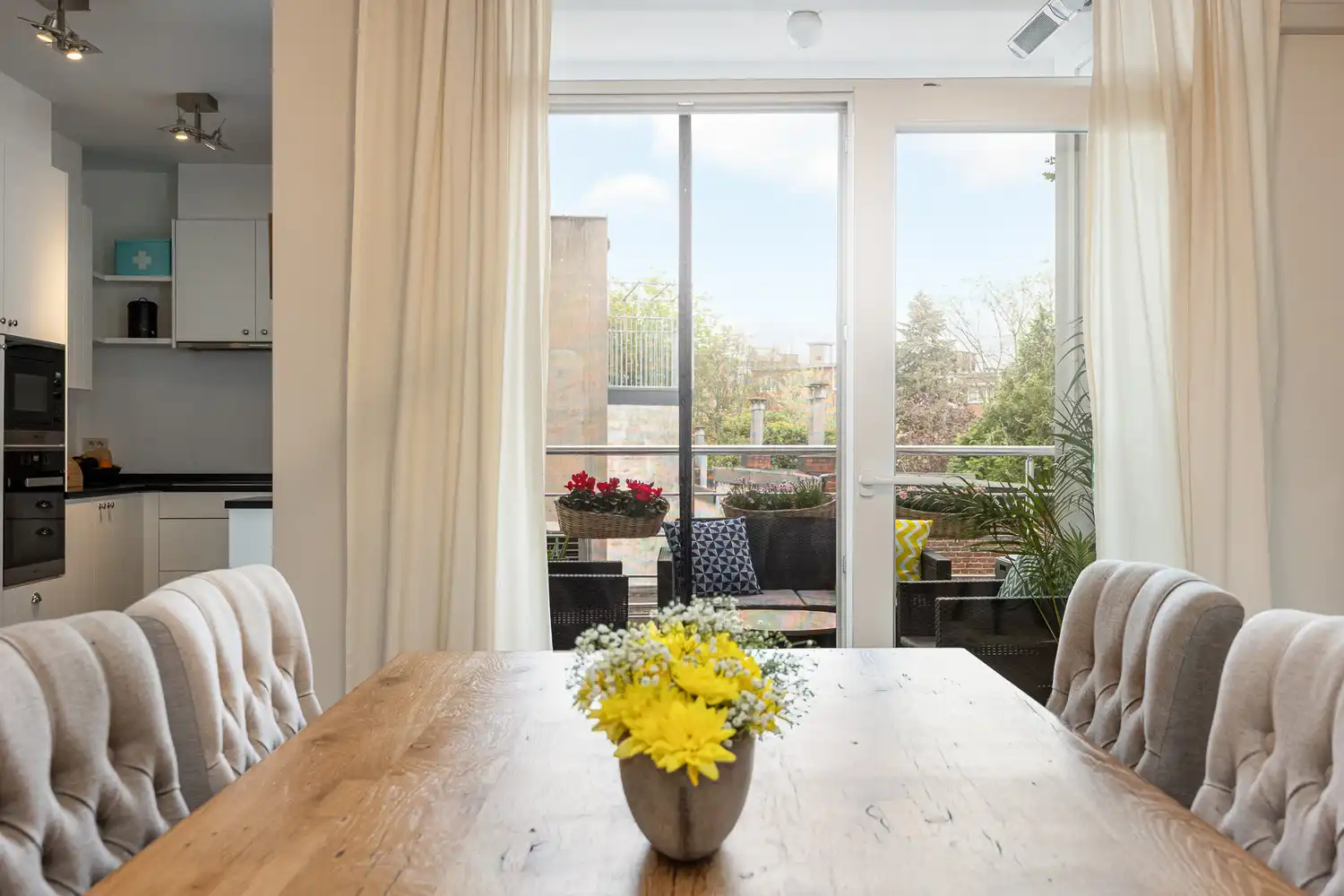 Gerenoveerd 3-slpk appartement van 130 m² met terras in Klein-Antwerpen foto 11