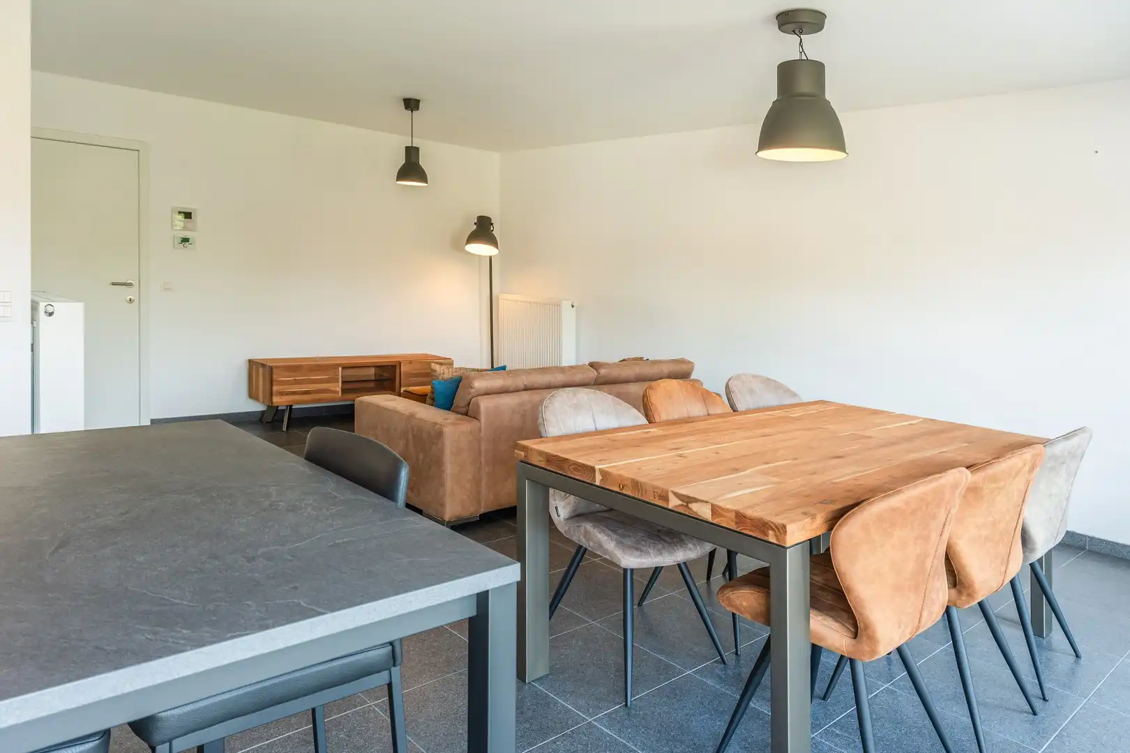 Lichtrijk appartement met twee slaapkamers en terras en grote garage. foto 3