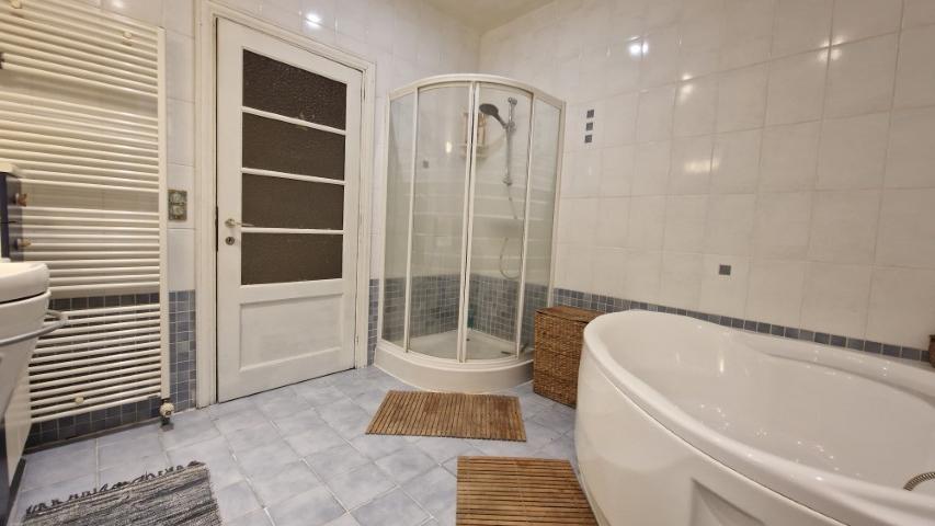 Ruime EENGEZINSWONING met grote leefruimten, 2 slaapkamers en mooi terras, woning met mogelijkheden, op 1 are 33 ca. foto 20