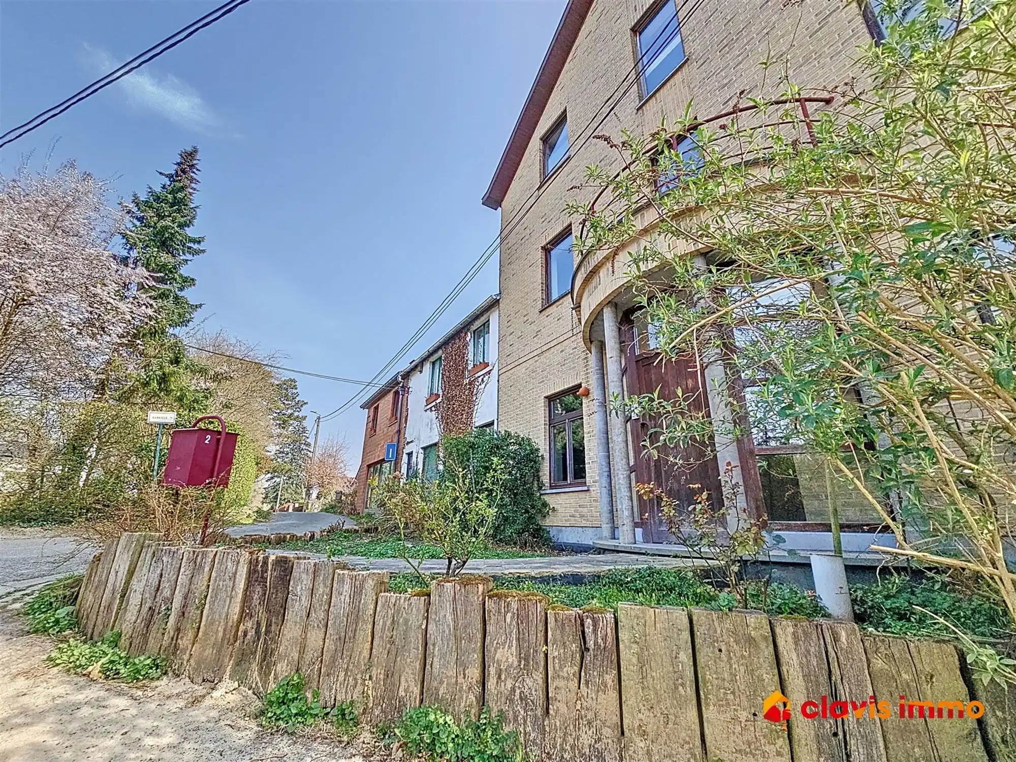 Appartementsgebouw met twee eenheden en huisje foto 17