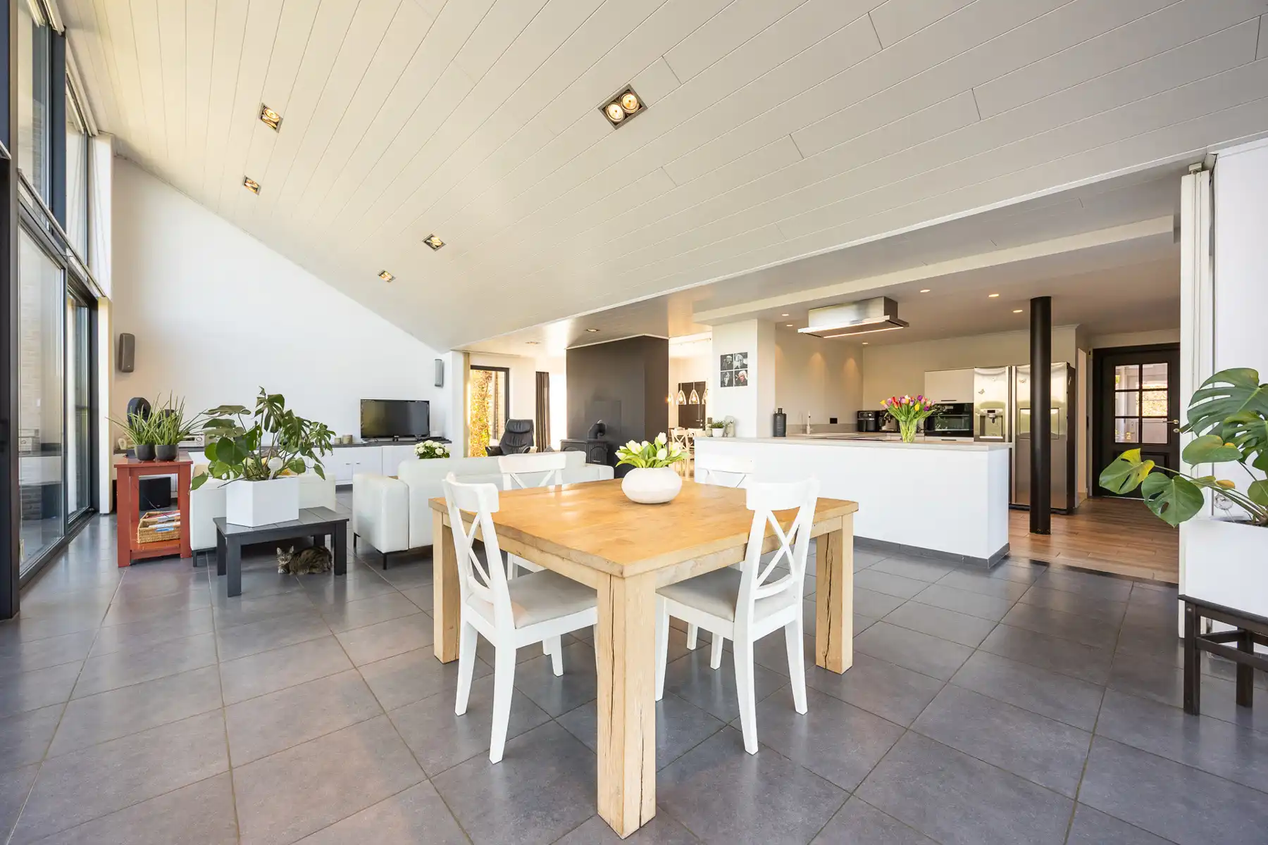 Riante, vrijstaande villa met 4 slaapkamers, zwembad en bijgebouw op een perceel van 2.680m². foto 9