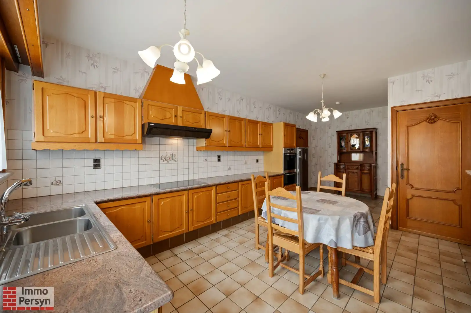 Vrijstaande bungalow met bijgebouw op een riant perceel foto 5
