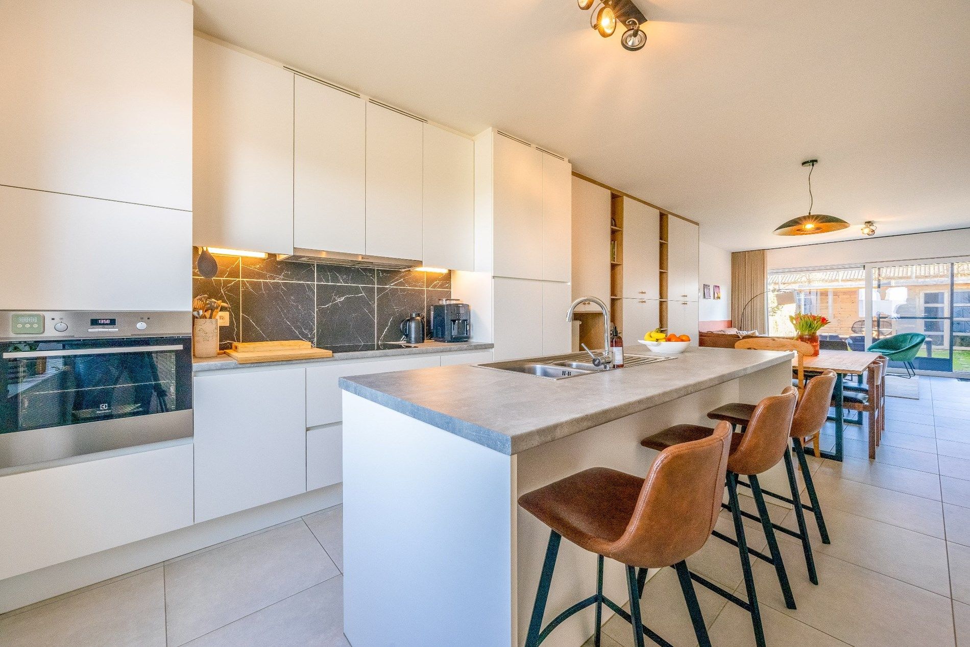 PRACHTIG VERNIEUWDE WONING MET AUTOSTAANPLAATS foto 5