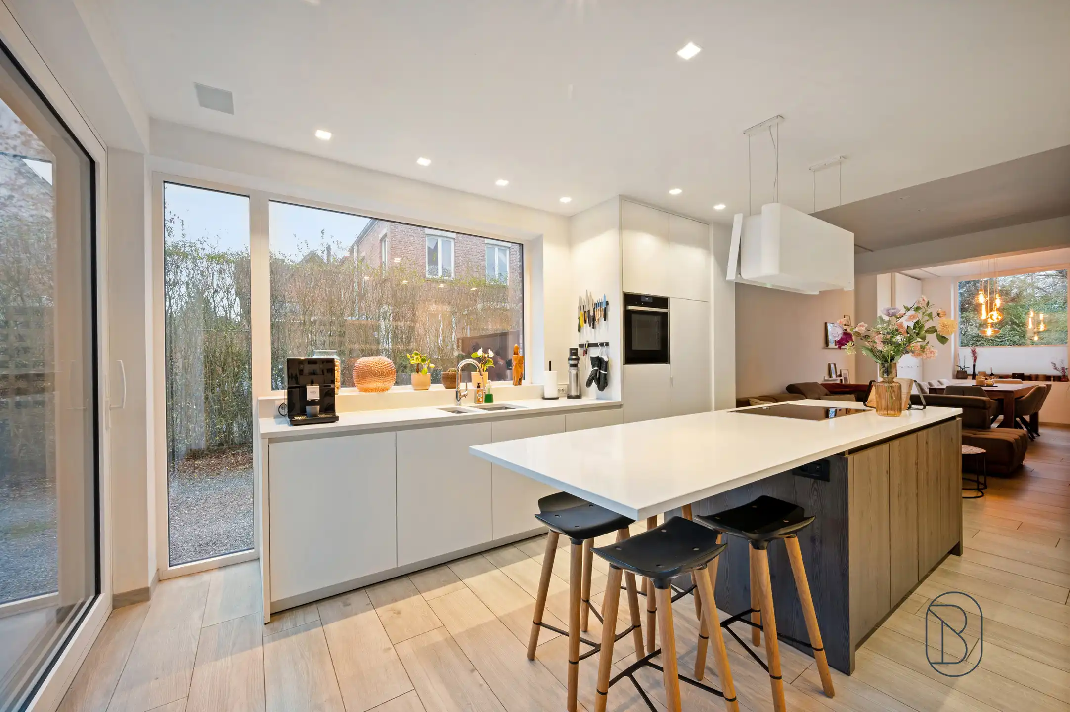 Ruime, instapklare HOB met tuin en multifunctionele garage! foto {{pictureIndex}}