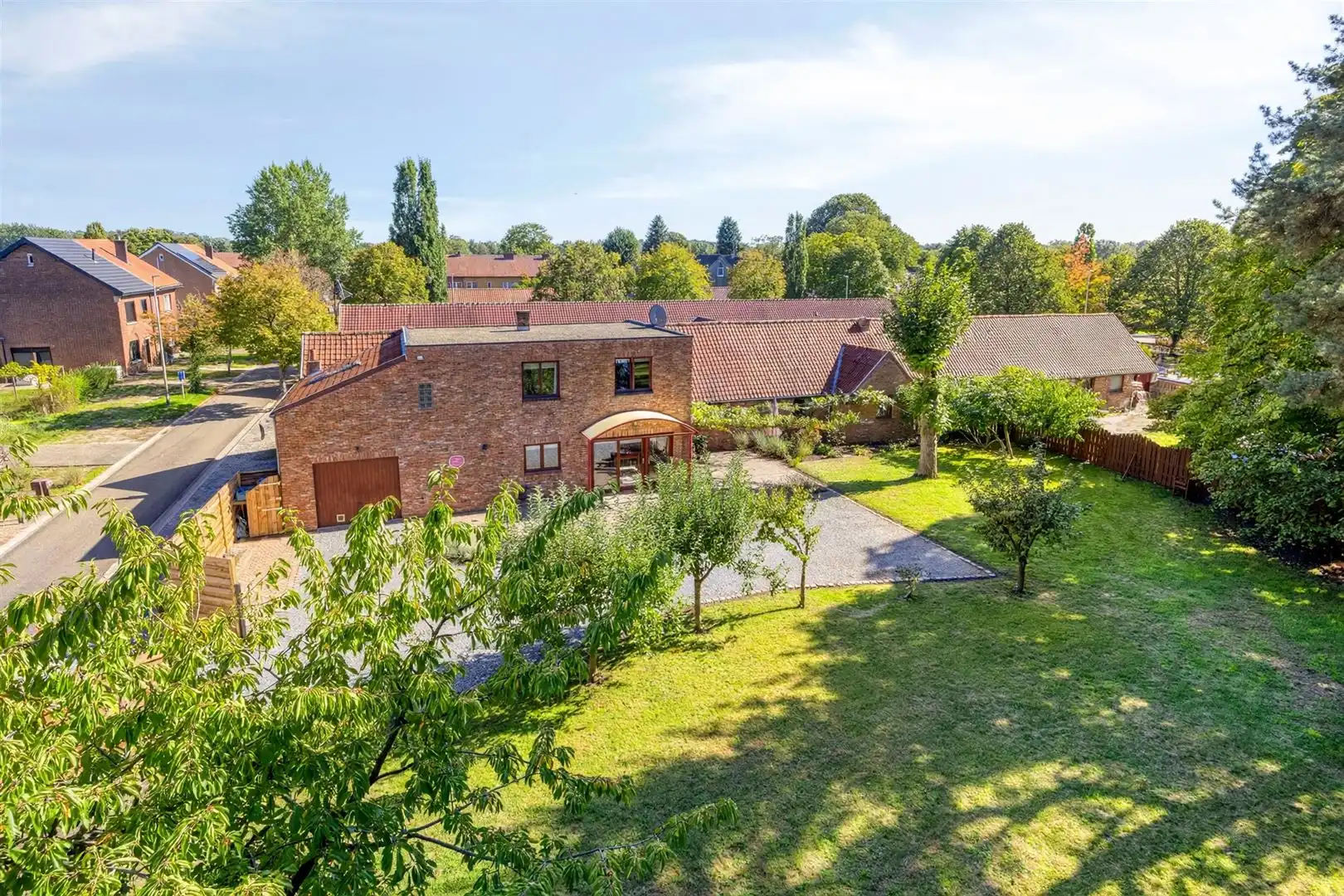 Hoofdfoto van de publicatie: TE KOOP: Uniek woon- en investeringspand met ruime woning en 6 verhuurde studio’s te Heusden-Zolder!