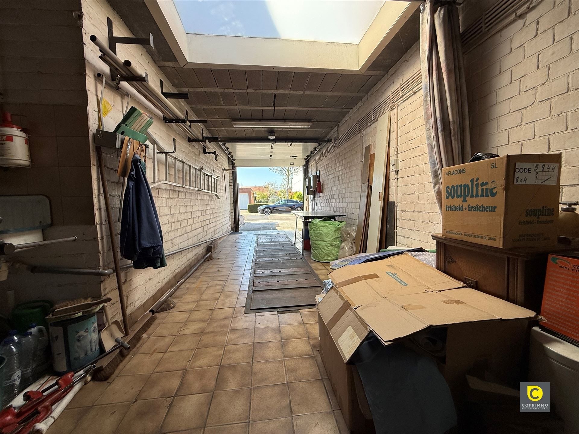 Garagebox +/- 35 m² met elktr. foto 2