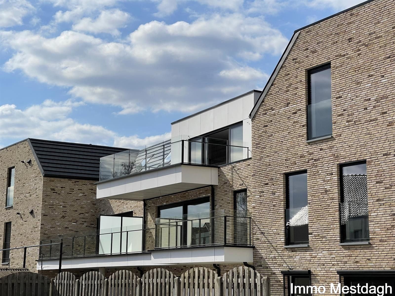 Nieuwbouw appartement op de 2de verdieping, instapklaar, met ruim zuid gericht zonnig terras. foto {{pictureIndex}}