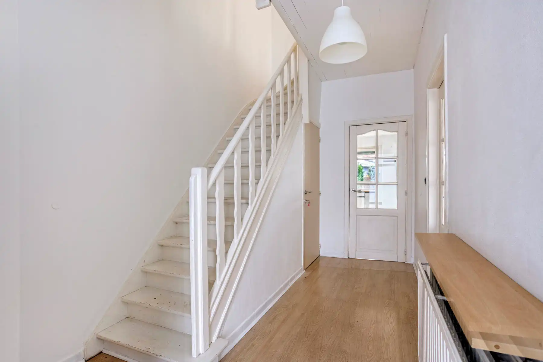 Goed gelegen woning met 4 slaapkamers, tuin en garage foto 3